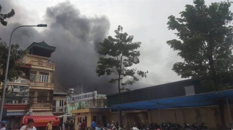 Cháy lớn tại khu nhà kho ở Hà Nội, cột khói bốc cao hàng chục mét