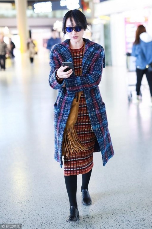Lộng lẫy trên thảm đỏ, nhưng Châu Tấn lại luộm thuộm kỳ lạ khi ra sân bay