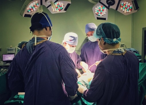 Nữ bệnh nhân bị khỉ nuôi của nhà hàng xóm cắn nát cánh tay