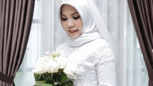 Vụ rơi máy bay Indonesia: Cô dâu mặc váy cưới theo di nguyện 'nếu anh không về'