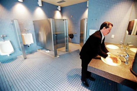 Nhà vệ sinh công cộng nên là... happy toilet