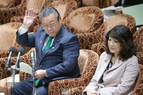 Bộ trưởng An ninh mạng của Nhật thừa nhận chưa bao giờ dùng… máy tính