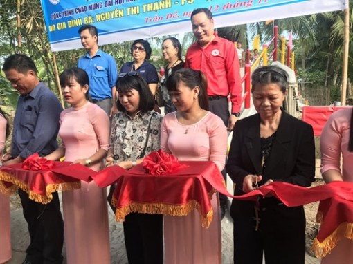 Nhóm từ thiện Chị em Hội Phụ nữ quận 6 trao tặng hai cây cầu giao thông nông thôn