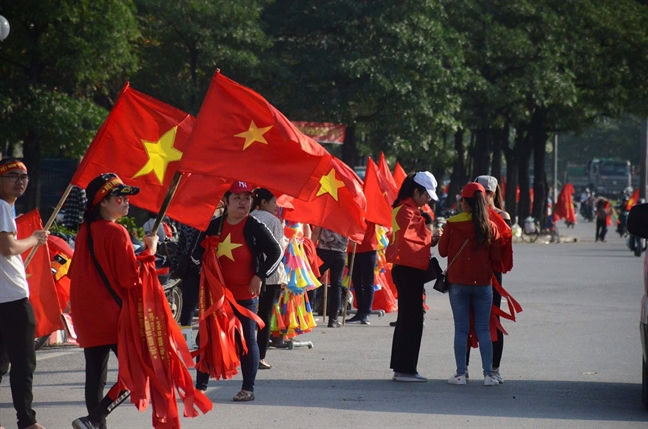 Co dong vien Viet Nam nhuom do cac tuyen pho Ha Noi truoc gio bong lan