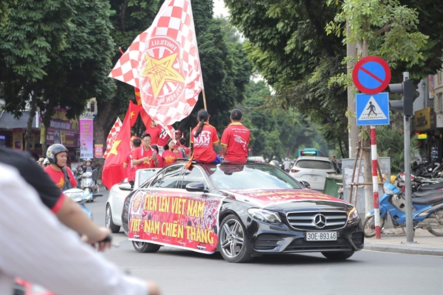 Co dong vien Viet Nam nhuom do cac tuyen pho Ha Noi truoc gio bong lan