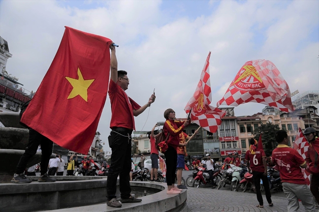 Co dong vien Viet Nam nhuom do cac tuyen pho Ha Noi truoc gio bong lan