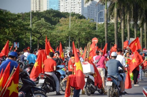 Cổ động viên Việt Nam nhuộm đỏ các tuyến phố Hà Nội trước giờ bóng lăn
