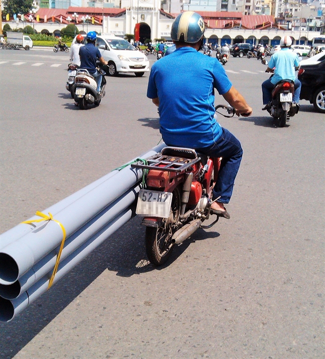 Canh chuyen cho la lung va nguy hiem tren duong pho Sai Gon