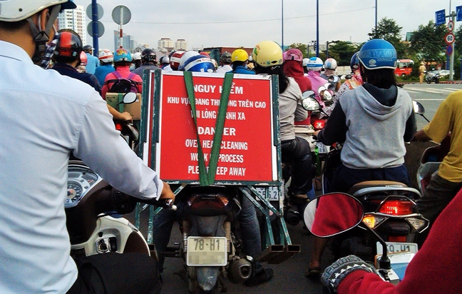 Canh chuyen cho la lung va nguy hiem tren duong pho Sai Gon