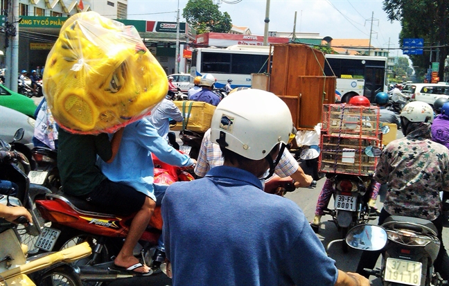 Canh chuyen cho la lung va nguy hiem tren duong pho Sai Gon