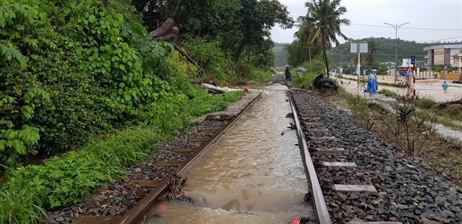 Nha Trang ngap trong nuoc va dat da, tan hoang nhu dong dat