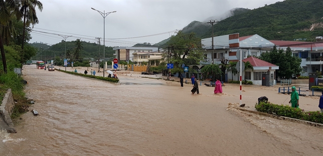 Nha Trang ngap trong nuoc va dat da, tan hoang nhu dong dat