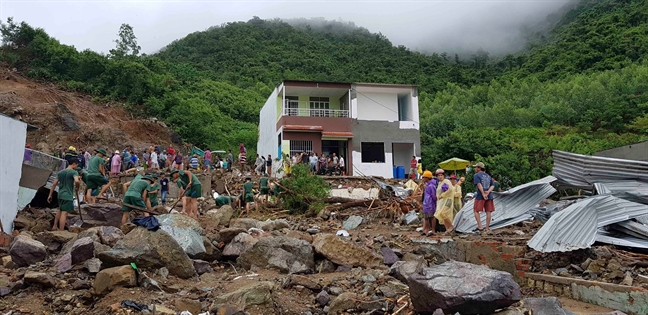 Nha Trang ngap trong nuoc va dat da, tan hoang nhu dong dat