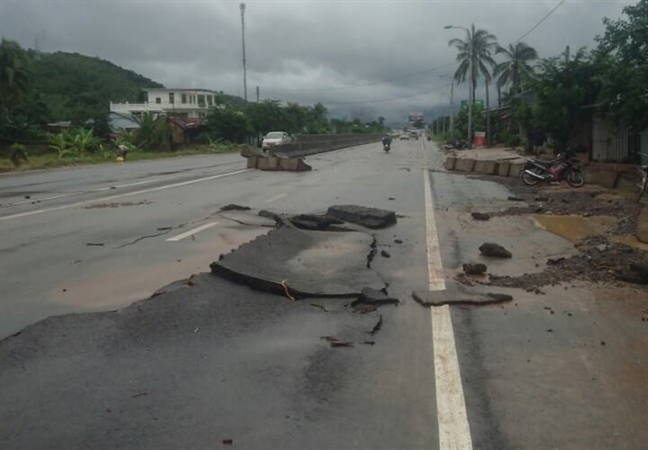 Nha Trang ngap trong nuoc va dat da, tan hoang nhu dong dat