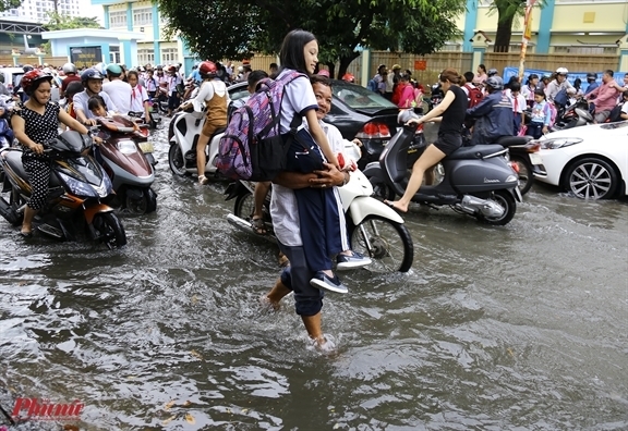 Hoc sinh TP.HCM se nghi hoc neu ap thap nhiet doi dien bien phuc tap