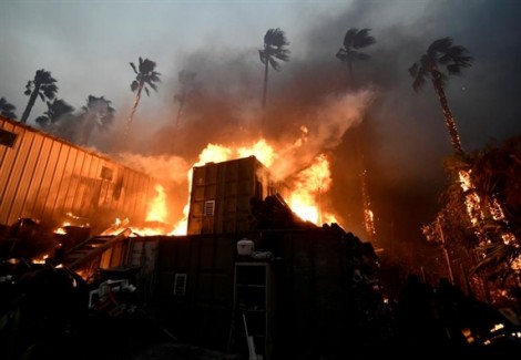 Cháy rừng kinh hoàng ở California lọt top ảnh nổi bật trong tuần