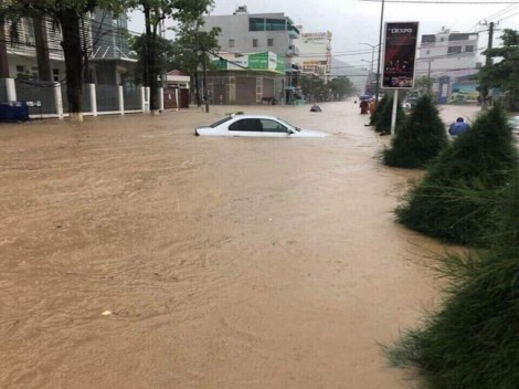 Nha Trang tê liệt vì mưa lớn, 13 người chết, 2 người mất tích