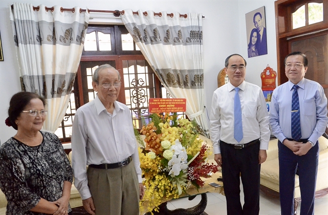 Lanh dao TP.HCM tham va tang qua cac nha giao tieu bieu