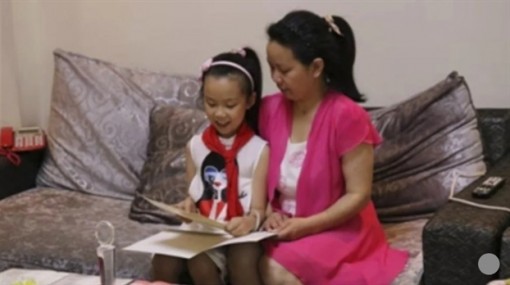 Con gái 10 tuổi tự tay chăm sóc, dạy mẹ học đọc và viết suốt 4 năm ròng