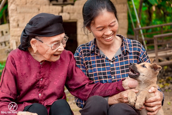 Chang trai 'danh ca thanh xuan' de chup anh ba ngoai 100 tuoi