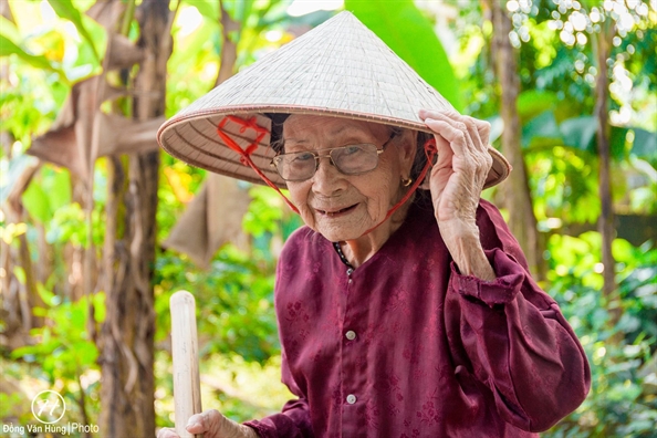 Chang trai 'danh ca thanh xuan' de chup anh ba ngoai 100 tuoi