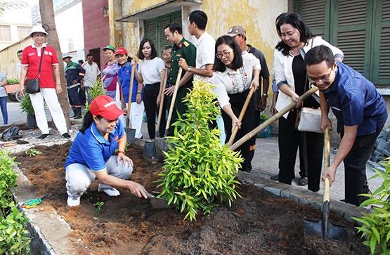 Quan 4: Ra mat tuyen duong hoa, my quan do thi