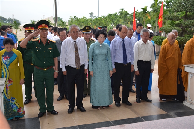 Lanh dao TP.HCM dang huong, du le ky niem 78 nam Ngay Khoi nghia Nam ky