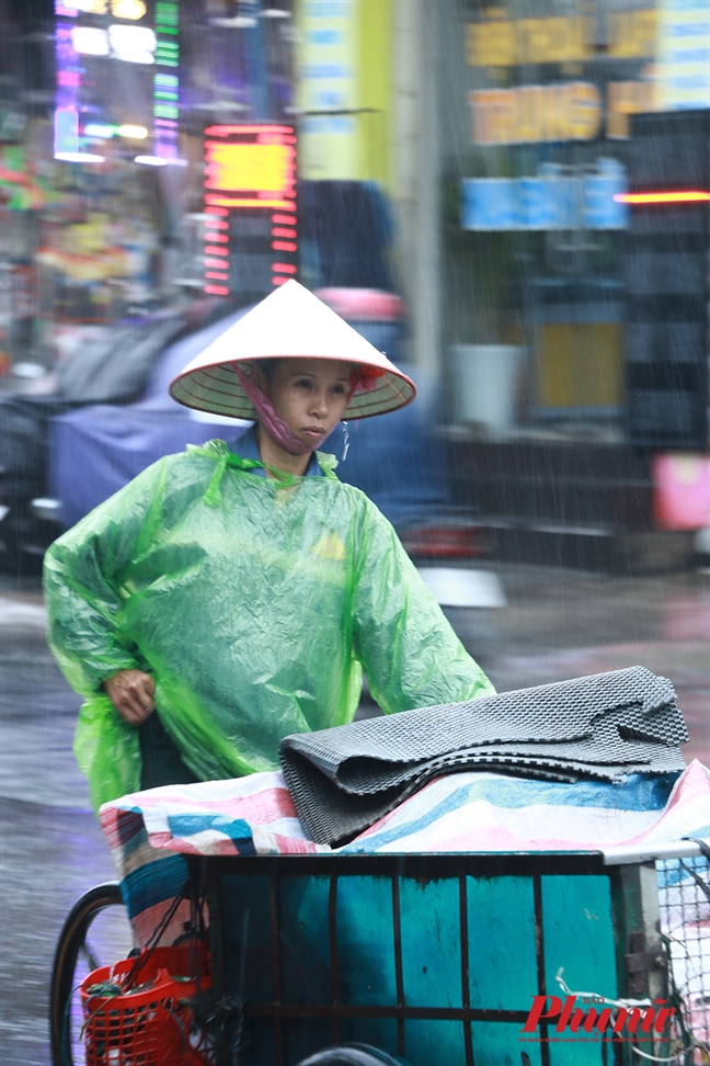 Nguoi Sai Gon muu sinh trong mua bao