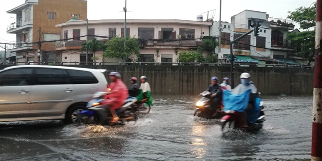 Sai Gon ngap nhieu noi, 1 nguoi chet vi bi cay nga de trung