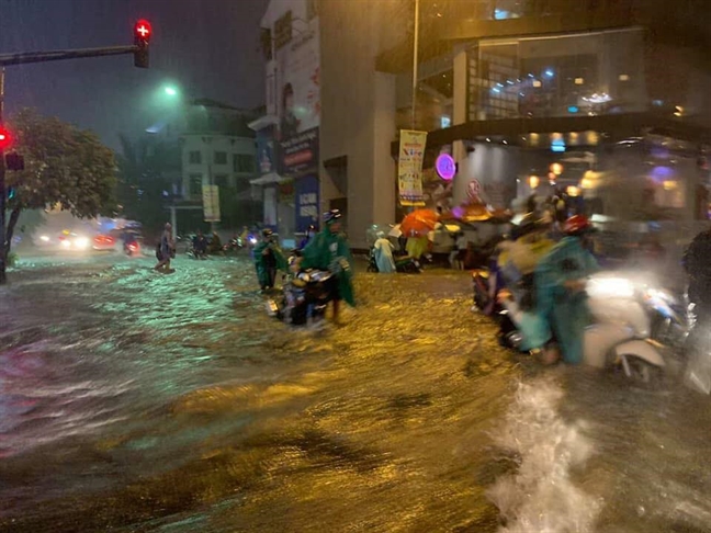 Sai Gon ngap nhieu noi, 1 nguoi chet vi bi cay nga de trung