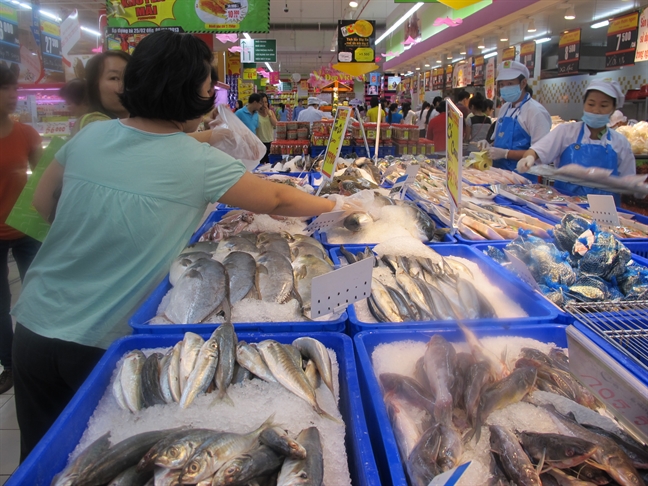 Hang hoa van doi dao, suc mua giam manh do anh huong bao