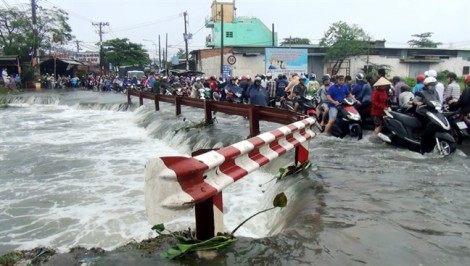 Qua cầu ngập nước ở Sài Gòn, nam thanh niên bị cuốn mất tích