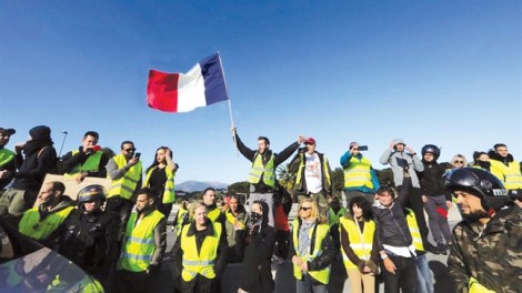 Tăng giá nhiên liệu và làn sóng biểu tình tại Pháp
