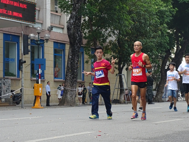 Hang tram nguoi chay bo cung nguoi khiem thi