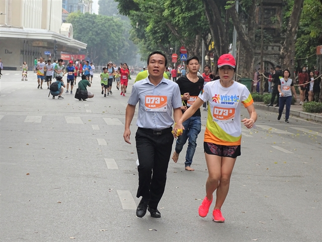 Hang tram nguoi chay bo cung nguoi khiem thi