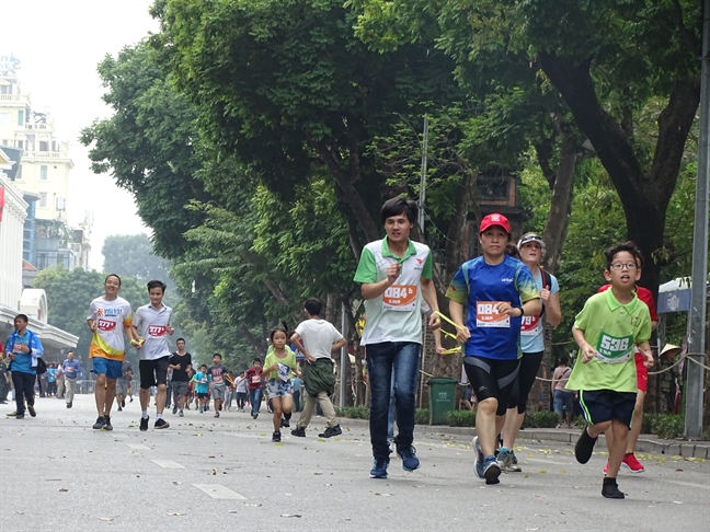 Hang tram nguoi chay bo cung nguoi khiem thi