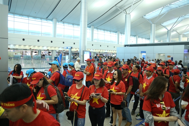 Co dong vien 'nhuom do' san bay len duong co vu tuyen Viet Nam da ban ket