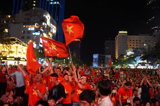 Ban ket luot di Viet Nam - Philippines: thang 2-1, Viet Nam dat mot chan vao chung ket AFF Cup