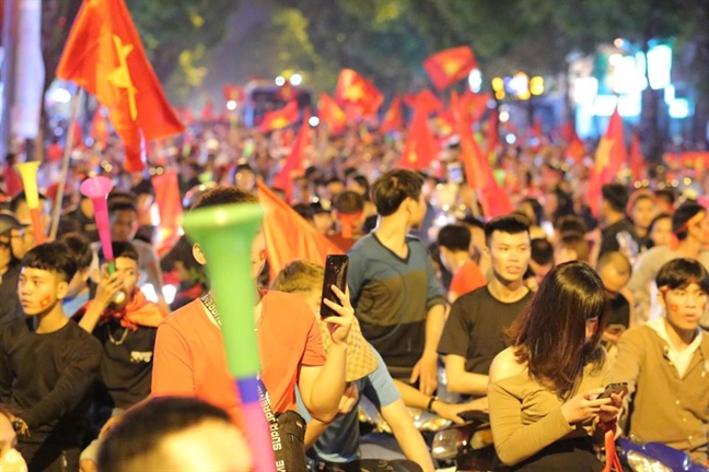 Nguoi ham mo o Sai Gon, Ha Noi 'di bao' sau chien thang cua tuyen Viet Nam