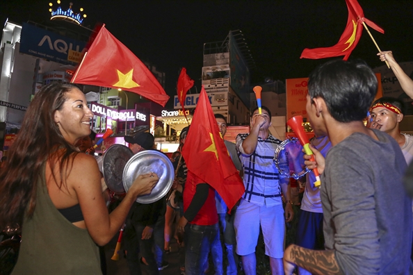 Nguoi ham mo o Sai Gon, Ha Noi 'di bao' sau chien thang cua tuyen Viet Nam