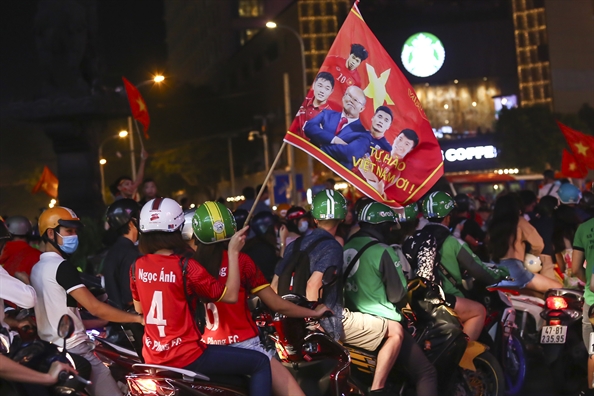 Nguoi ham mo o Sai Gon, Ha Noi 'di bao' sau chien thang cua tuyen Viet Nam