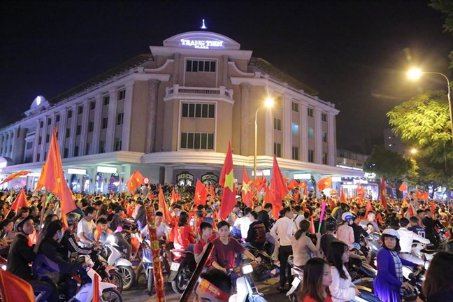 Nguoi ham mo o Sai Gon, Ha Noi 'di bao' sau chien thang cua tuyen Viet Nam