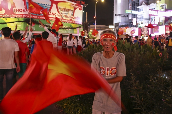 Nguoi ham mo o Sai Gon, Ha Noi 'di bao' sau chien thang cua tuyen Viet Nam