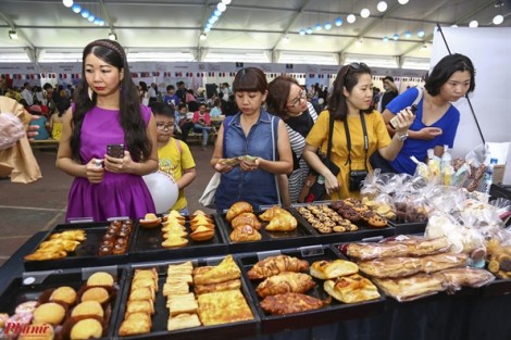 Hàng ngàn người thưởng thức ẩm thực Pháp ở Sài Gòn