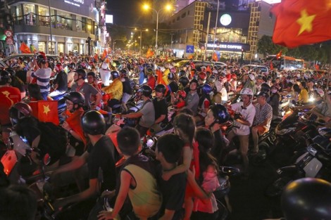 Người hâm mộ ở Sài Gòn, Hà Nội 'đi bão' sau chiến thắng của tuyển Việt Nam