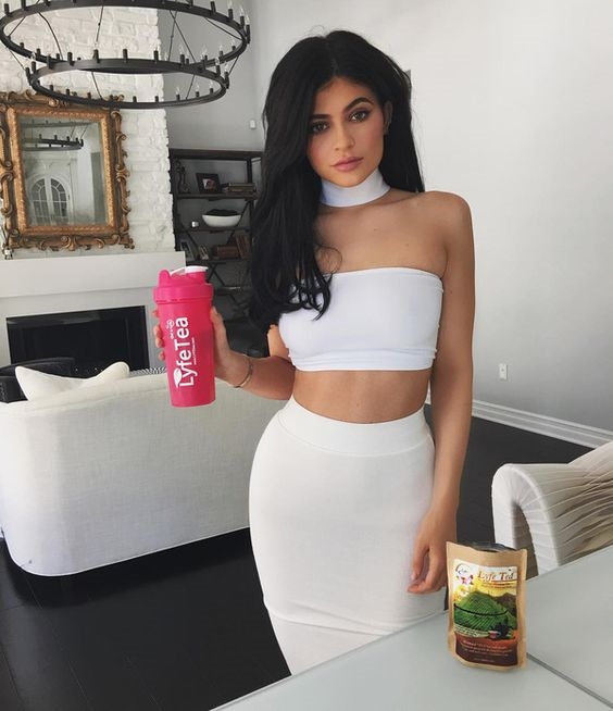 Mac croptop nang dong, nong bong nhu Kylie Jenner