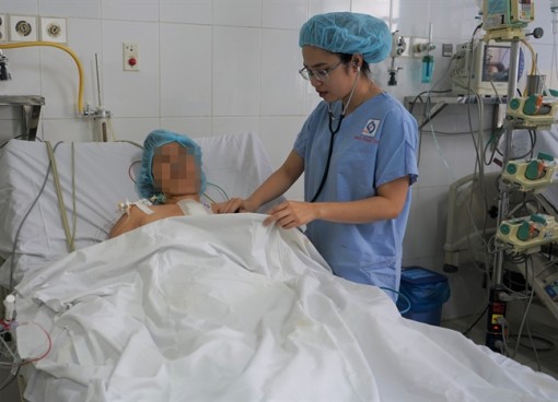 Bác sĩ thuyết phục cả gia đình để đưa người bệnh từ cõi chết trở về