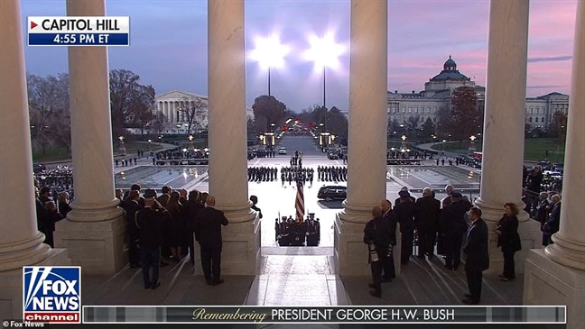 Co Tong thong George H.W. Bush ve duoi mai vom Doi Capitol