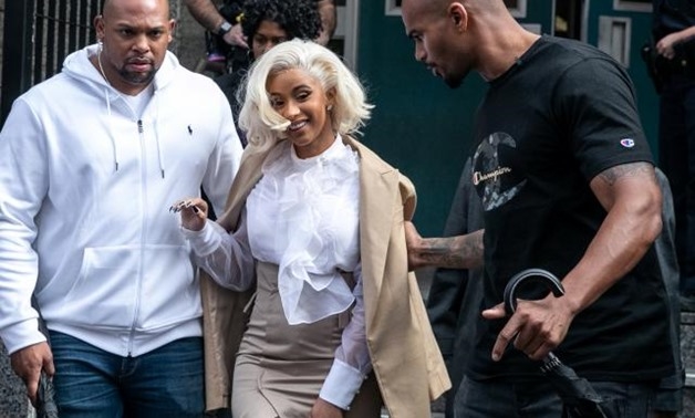 Rapper Cardi B rang in the car, participating in the watch