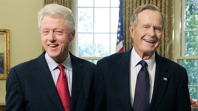 Bush 'cha' va Bill Clinton: Tu doi thu chinh tri den bang huu than thiet hiem co